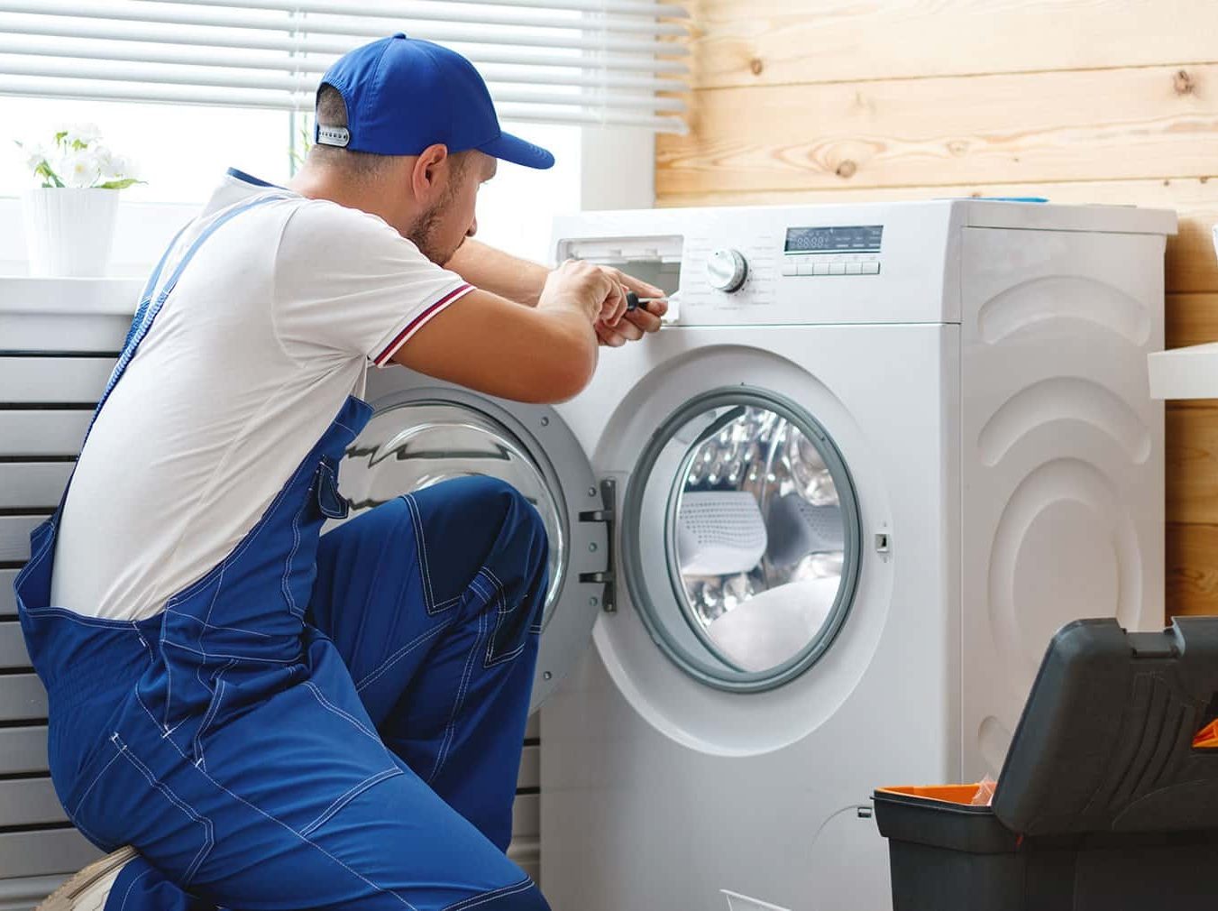 Técnico reparando electrodoméstico Zanussi en San Ildefonso